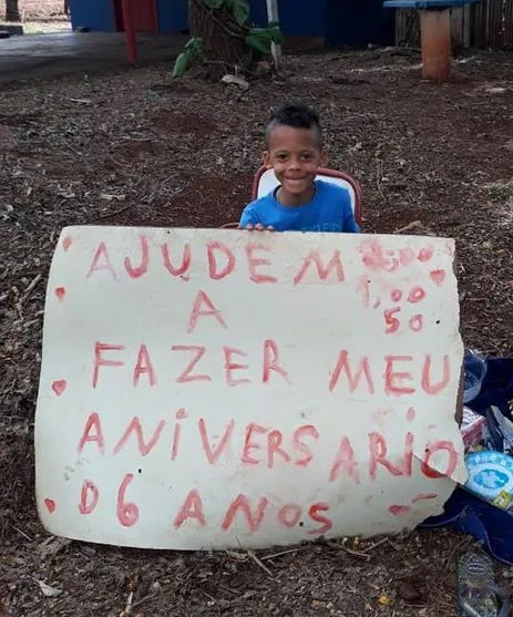 Menino ganha festa de aniversário após fazer cartaz pedindo ajuda