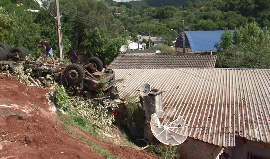Motorista morre após tombar caminhão sobre casa no Paraná