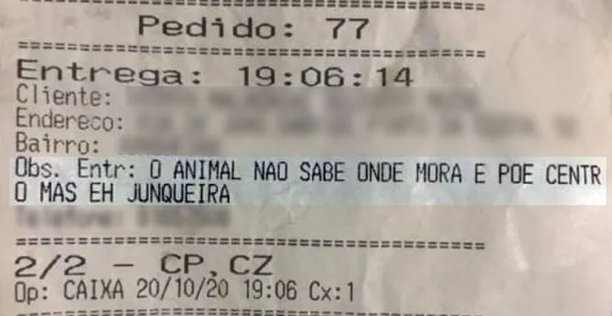 Caixa de restaurante é demitido após fazer comentário ofensivo sobre cliente