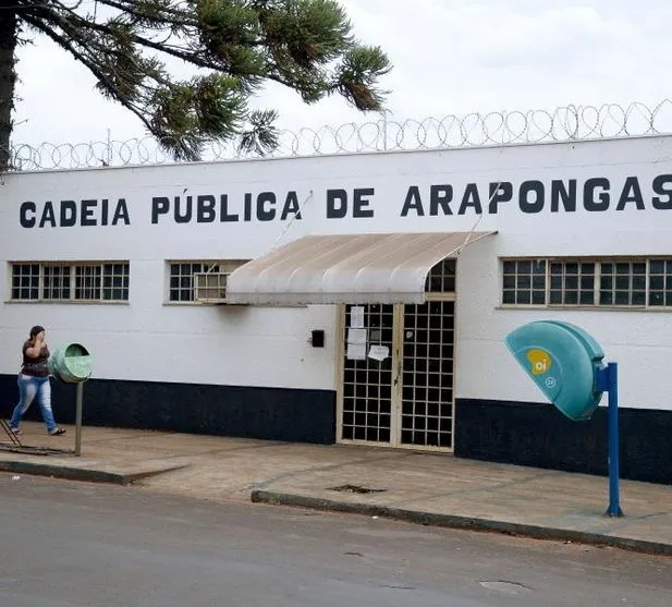 PM de Arapongas flagra homens arremessando drogas na cadeia