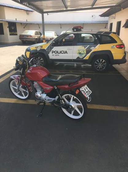 PM de Jandaia do Sul apreende moto irregular no centro do município