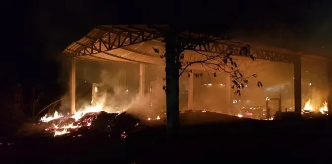 Barracões são destruídos em incêndio em Palotina
