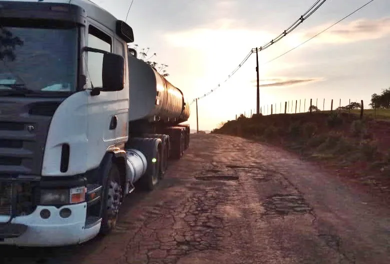Caminhão e motorista foram deixados em São Pedro do Ivaí 
