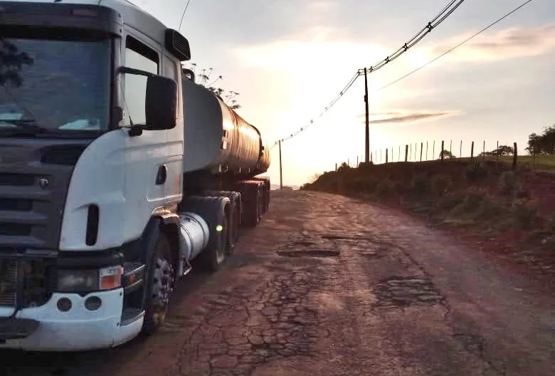 Caminhão e motorista foram deixados em São Pedro do Ivaí