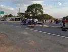 Moradores usam caixões em protesto na rodovia em Califórnia
