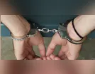 Homem com mandado em aberto é preso após agredir esposa com martelo