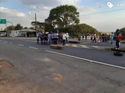 Moradores usam caixões em protesto na rodovia em Califórnia