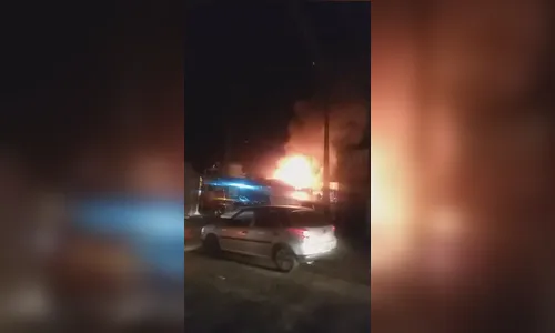 Incêndio na Avenida Maracanã mobiliza bombeiros em Arapongas