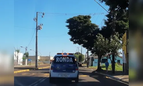 GCM de Apucarana flagra pessoas jogando lixo em terreno