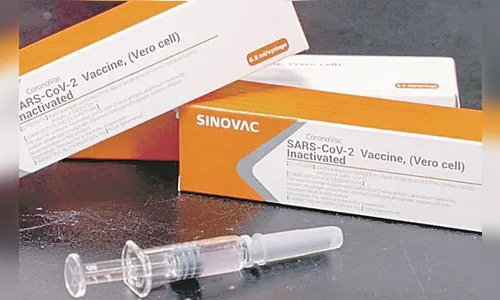 Candidata a vacina chinesa tem efeito mais fraco em idosos