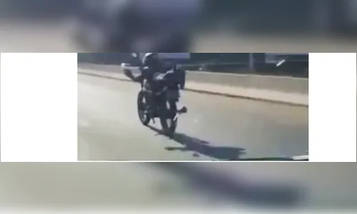 Adolescente conduzindo moto faz manobra conhecida como 'Superman' durante fuga