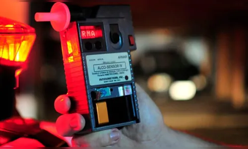 Motorista embriagado invade quintal de uma casa em Bom Sucesso