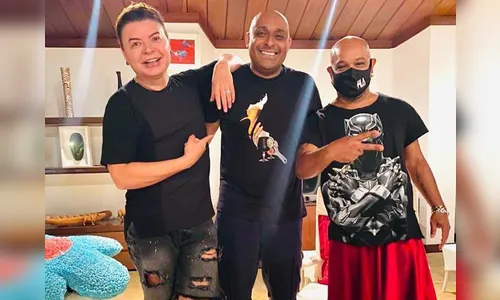 Em jantar intimista, André Santiago reúne David Brazil e amigos próximos para celebrar aniversário