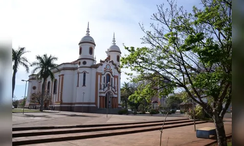 Pai deixa criança dentro de carro fechado no centro de Arapongas