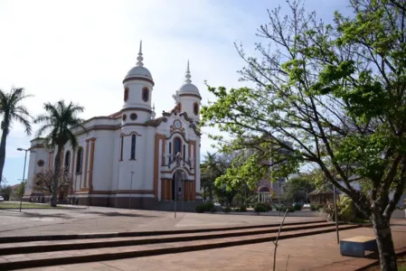 Pai deixa criança dentro de carro fechado no centro de Arapongas