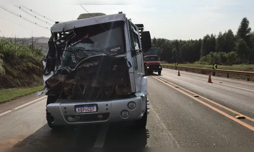 Acidente envolvendo caminhões é registrado na PR-444