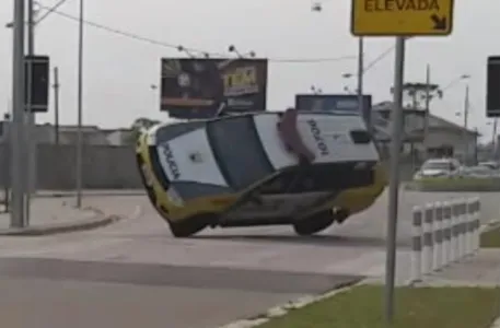 PM capota viatura em rotatória de Curitiba; vídeo