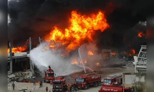 Após mega explosão, porto de Beirute é atingido por incêndio; vídeo