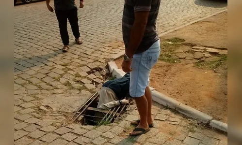Homem cai e fica preso em bueiro em Piraí do Sul; vídeo