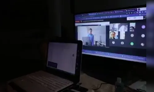 Aluno autista faz apresentações de ópera através do meeting