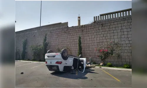 Carro perde controle e despenca do estacionamento de igreja; Assista