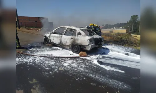 Carro fica destruído após incêndio em Apucarana