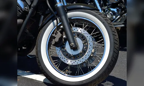 Mulher tem moto furtada no centro de Arapongas