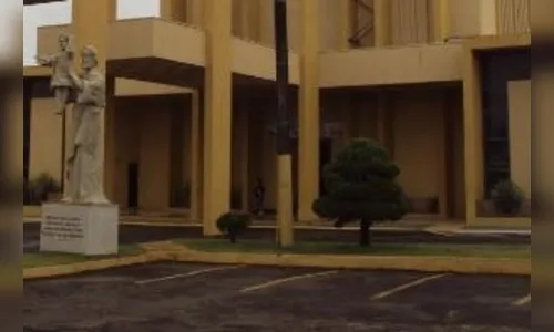 Mulher se abriga na Igreja São José fugindo do marido agressor