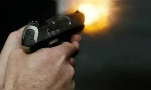 Homem efetua disparos de arma de fogo e atinge perna da esposa