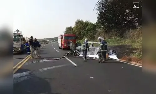 Carro pega fogo em estrada entre Jandaia e Cambira