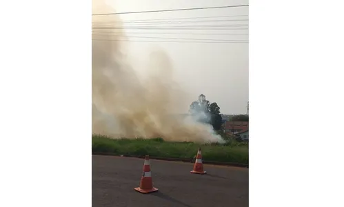 Fogo no mato gera grande fumaça na região do Jardim Ponta Grossa; veja