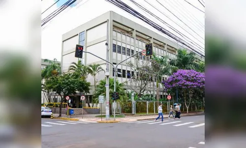 Caminhonete atinge carro e pedestre fica ferido em Apucarana