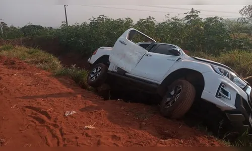 Caminhonete que transportava 11 pessoas tomba em Ivaté; um homem morreu