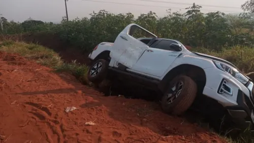 Caminhonete que transportava 11 pessoas tomba em Ivaté; um homem morreu