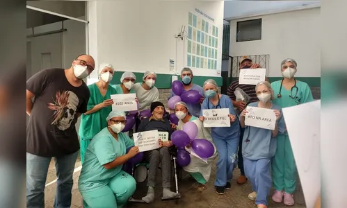 Idoso que teve gripe espanhola se recupera de covid-19 em Minas Gerais