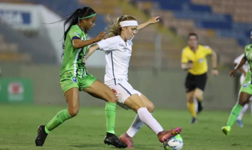 Com 100 gols, Ketlen é primeira mulher a alcançar marca no Santos