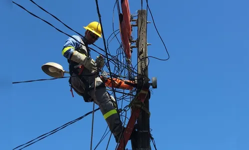 Colheitadeira danifica rede elétrica em Ivaiporã, operador não parou