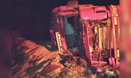 Caminhão tomba entre Marumbi e Kaloré