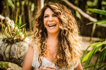 Elba Ramalho e a filha testam positivo para a Covid-19