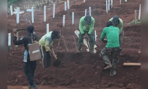 Pessoas que não usam máscaras são obrigadas a cavar covas para vítimas da Covid-19