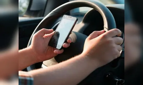 PM de Apucarana flagra motorista usando o celular