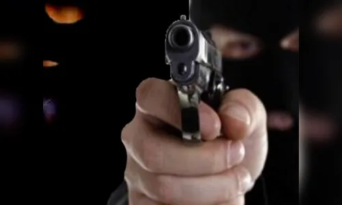 Assaltantes levam celulares de loja na área central de Arapongas