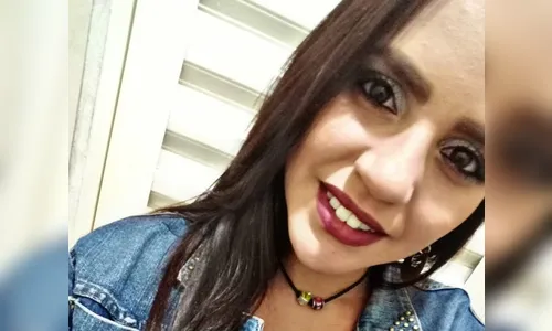 Jovem de 23 anos é morta a tiros na garagem de casa