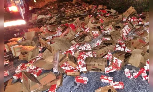 Caminhão carregado com leite tomba na BR-376