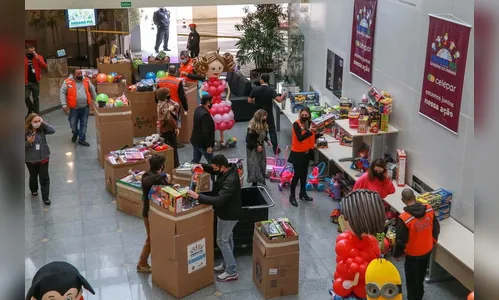 Celepar entrega brinquedos para a campanha Paraná Piá