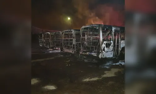 Incêndio  destrói seis coletivos dentro de garagem,  em Sarandi