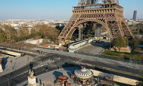 Torre Eiffel é esvaziada em Paris nesta quarta
