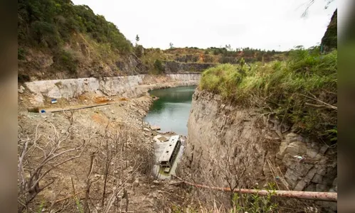 Ônibus abandonado aparece no fundo de reservatório em Curitiba