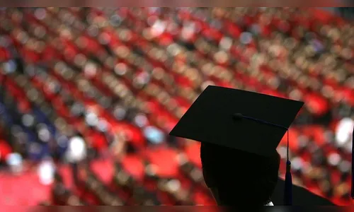 Universidade do PR oferece R$ 600 de indenização a professores demitidos