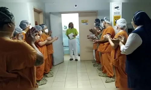 Paciente canta para a equipe do Hospital da Providência em forma de agradecimento